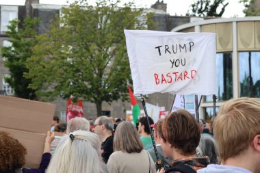 Cumhurbaşkanlığı ziyareti sırasında göstericiler bir dizi işaret göstererek çeşitli konulara değindiler. Görünür mesajlar arasında İklim Değişikliği Var, Trump 'ı Durdur, Özgür Gazze ve mevcut çeşitli perspektifleri yansıtan kurum karşıtı sloganlar yer alıyor.