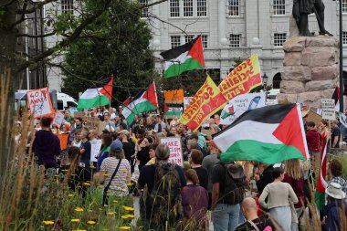 Cumhurbaşkanlığı ziyareti sırasında göstericiler bir dizi işaret göstererek çeşitli konulara değindiler. Görünür mesajlar arasında İklim Değişikliği Var, Trump 'ı Durdur, Özgür Gazze ve mevcut çeşitli perspektifleri yansıtan kurum karşıtı sloganlar yer alıyor.