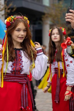 Aberdeen İskoçya 23 Ağustos 2025 Yıllık Aberdeen Töreni 'ne katılan genç bir kadın gülümsüyor. Geleneksel işlemeli bir bluz giyiyor. Renkli bir taç takıyor. Kültürünü sergiliyor..