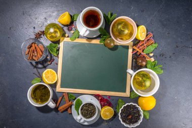 Çeşitli çay topu bombaları. Kurutulmuş çay, fincanlar, limon ve nane içeren farklı çay topları, üst görünüm kopyalama alanı. Modern çay çeşitleri