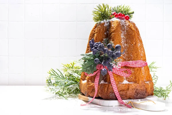 Traditionelle Italienische Weihnachtsfruchtkuchen Panettone Pandoro Mit Festlicher Roter Schleife Und — Stockfoto