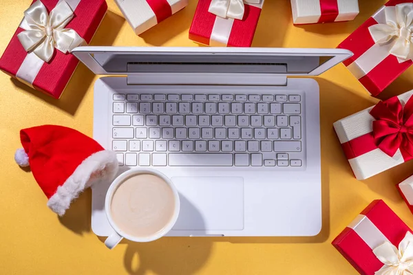 Świąteczna Wyprzedaż Przygotowanie Świąt Mikołaj Ręce Laptopem Gorąca Czekolada Filiżanka — Zdjęcie stockowe