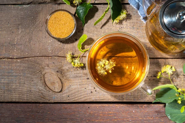 Herbata Kwiatów Lipy Zielona Herbata Lipowa Szklanym Czajniku Filiżance Herbaty — Zdjęcie stockowe