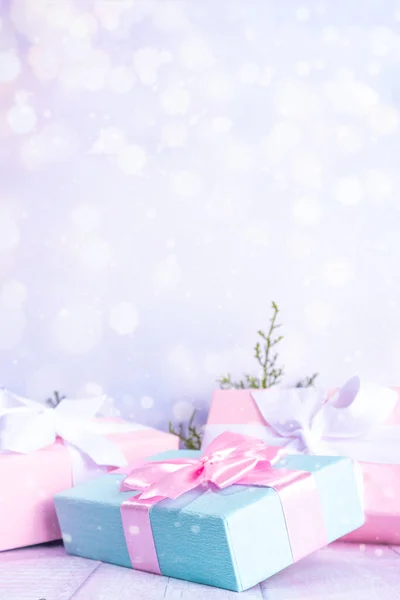 Pastel Fundo Natal Com Presentes Azuis Rosa Ramos Pinheiros Luz — Fotografia de Stock