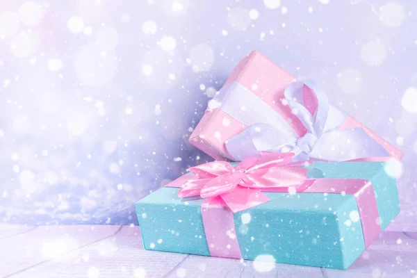 Пастельний Різдвяний Фон Синьо Рожевими Подарунками Гілки Соснового Дерева Світло — стокове фото