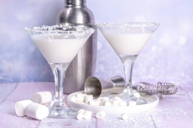 Pamuk kuyruklu Martini, tatlı beyaz martini alkol kokteyli, marshmallow, marshmallow.