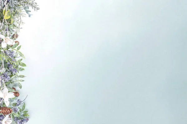 クリスマスと新年の冬の花グリーティングカードの背景 淡い可愛いパステルホワイトクリスマスフラットレイ付きクリスマスツリー小枝 雪の冬のベリー ピンクの白い花 松のコーントップビューコピースペース — ストック写真