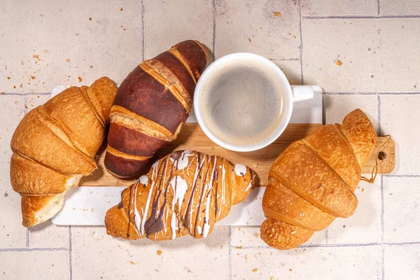 Croissants Recién Horneados Con Taza Café Espresso Sobre Fondo Baldosas — Foto de Stock