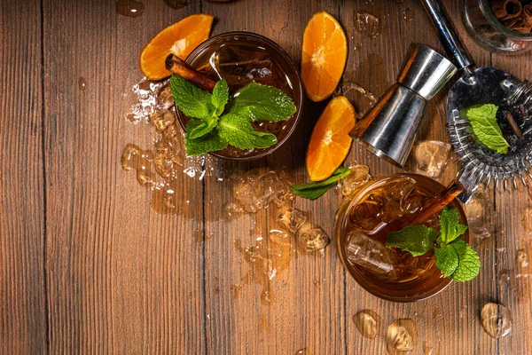 Őszi Fűszeres Pia Alkohol Ital Mandarin Whiskey Smash Koktél Mentával — Stock Fotó