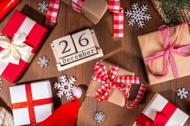 Boks günü indirimi sezonluk promosyon geçmişi. Çeşitli hediye paketleri, kurdele, yazıt çerçeveli boks günü, tahta takvim, ambalaj kağıdı, Noel dekoru, kurdele.