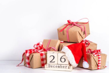 Boks günü indirimi sezonluk promosyon geçmişi. Çeşitli hediye paketleri, kurdele, yazıt çerçeveli boks günü, tahta takvim, ambalaj kağıdı, Noel dekoru, kurdele.