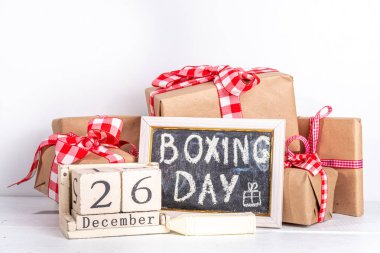 Boks günü indirimi sezonluk promosyon geçmişi. Çeşitli hediye paketleri, kurdele, yazıt çerçeveli boks günü, tahta takvim, ambalaj kağıdı, Noel dekoru, kurdele.