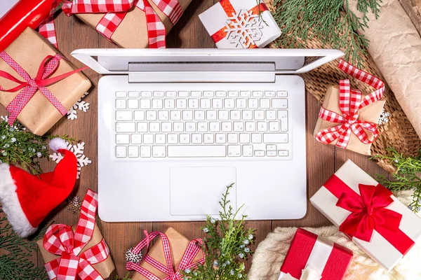 Laptop Komputer Pudełek Świątecznych Góry Drewnianym Tle Zeszyt Prezentami Jodłą — Zdjęcie stockowe