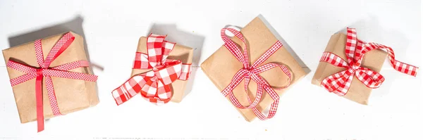 Zabalené Vánoční Dárkové Krabice Bílém Dřevěném Pozadí Jedlovými Větvemi Horní — Stock fotografie