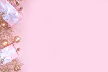 Gül sarısı Noel, yeni yıl arkaplanı altın noel ağacı dalları ve topları, bayram hediyesi kutuları, süslemeler, sanatsal kar, pembe arka plan üzerinde düz yatış fotokopi alanı