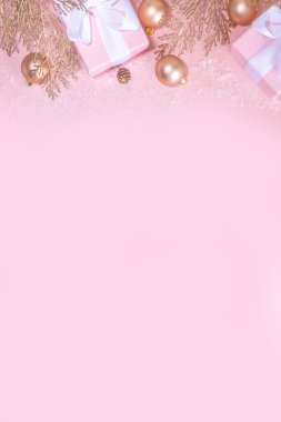 Gül sarısı Noel, yeni yıl arkaplanı altın noel ağacı dalları ve topları, bayram hediyesi kutuları, süslemeler, sanatsal kar, pembe arka plan üzerinde düz yatış fotokopi alanı