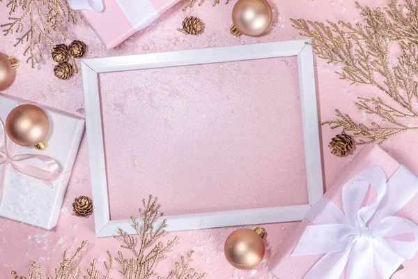 Roségold Weihnachten Neujahr Hintergrund Mit Goldenen Tannenzweigen Und Kugeln Weihnachtsgeschenkschachteln — Stockfoto