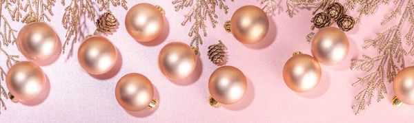 玫瑰金制圣诞 背景为金色圣诞小树枝和金球 节日礼品盒 装饰品 人造雪 粉色背景平铺复制空间 — 图库照片