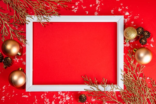 Rotgold Weihnachten Neujahr Hintergrund Mit Goldenen Tannenzweigen Und Kugeln Dekorationen — Stockfoto