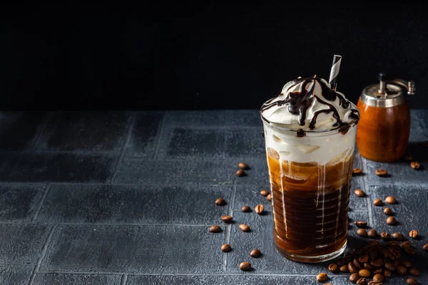Minuman Kopi Dingin Frappe Frappuccino Dengan Krim Kocok Dan Sirup — Stok Foto