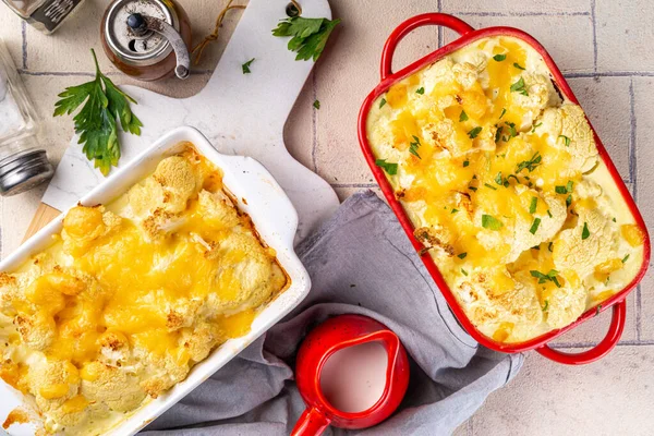 Geladen Cheesy Plantaardige Bloemkool Ovenschotel Met Romige Saus Gebakken Herfst — Stockfoto