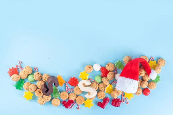 シンタクラース 聖ニコラス日の背景 ニンジンとお菓子の小さな子供の赤い靴 Trooigoo Pepernoten キャンディー オランダのクリスマスの挨拶カードライトブルーの背景 — ストック写真