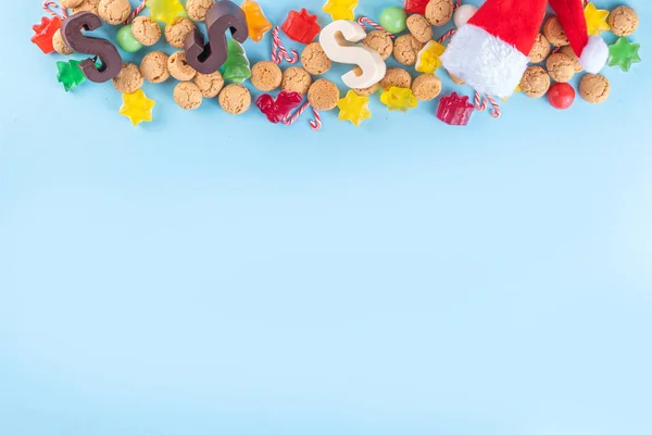 Sinterklaas 圣尼古拉斯日背景 小孩儿红鞋 有胡萝卜和糖果 龙涎香 龙涎香 浅蓝色背景的荷兰圣诞贺卡 — 图库照片