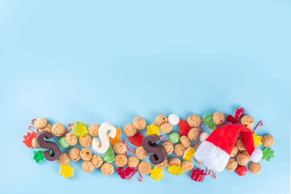 シンタクラース 聖ニコラス日の背景 ニンジンとお菓子の小さな子供の赤い靴 Trooigoo Pepernoten キャンディー オランダのクリスマスの挨拶カードライトブルーの背景 — ストック写真
