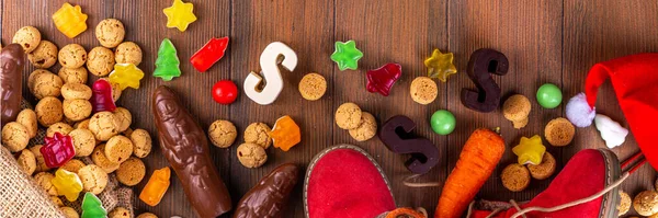 Sinterklaas Sint Nicolaas Dag Achtergrond Rode Schoentje Met Wortels Snoepjes — Stockfoto