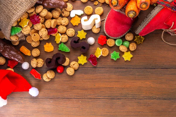 Sinterklaas 圣尼古拉斯日背景 小孩儿红鞋 有胡萝卜和糖果 龙涎香 龙涎香 木制背景的荷兰圣诞贺卡 — 图库照片