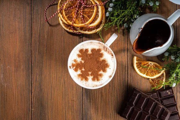 Cappuccino Ζεστό Καφέ Latte Σοκολάτα Νιφάδες Χιονιού Ζεστό Ξύλινο Φόντο — Φωτογραφία Αρχείου
