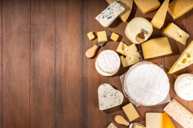 Farklı çeşit peynir seti. Çeşitli peynirli peynir tabağı, üzümlü, fındıklı, peynirli bıçak ve baharatlı, ahşap arka plan kopyalama alanı
