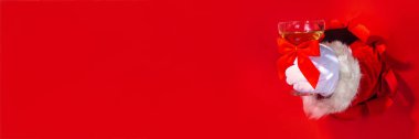 Beyaz şaraplı Noel Baba elleri, şampanya kadehli tost, Mutlu Noeller yeni yıl geçmişi, menü, Noel partisi davetiyesi, mevsimlik hediyeler ve satış promosyonu, kırmızı yırtık kağıt delikli arka plan