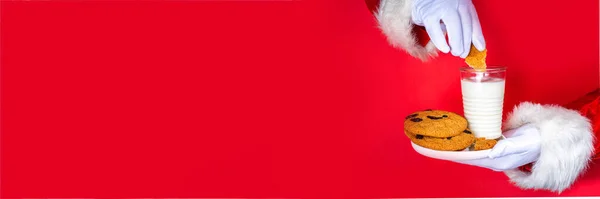 Mano Babbo Natale Con Tradizionale Merenda Biscotti Natalizi Con Bicchiere — Foto Stock