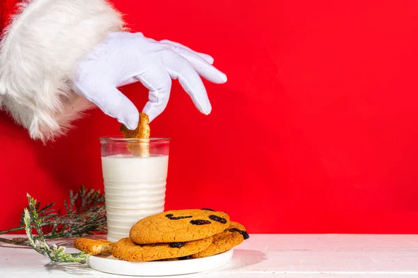 Hand Des Weihnachtsmannes Mit Traditionellem Weihnachtsplätzchen Snack Mit Milchglas Santa — Stockfoto