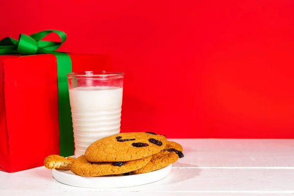 Hand Des Weihnachtsmannes Mit Traditionellem Weihnachtsplätzchen Snack Mit Milchglas Santa — Stockfoto