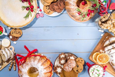 Noel malzemesi ev yapımı pişirme tatlısı. Çeşitli geleneksel Noel pastası pastası, meyveli kek, çalgı, zencefilli ekmek, bisküvi, panettone. Fırın menüsü, Noel ziyafeti davetiyesi 