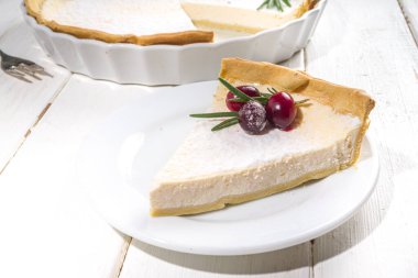 Ev yapımı Noel pastaları, pudra şekeri, kızılcık ve biberiyeli tatlı cheesecake turtası. Noel ve Yeni Yıl şenlikli pişirme geçmişi