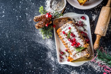 Geleneksel Noel pişirme, kurutulmuş meyve, likör ve kızılcık desenli Festive Xmas meyveli kek. Noel arkaplanı üzerine ev yapımı meyveli kek.