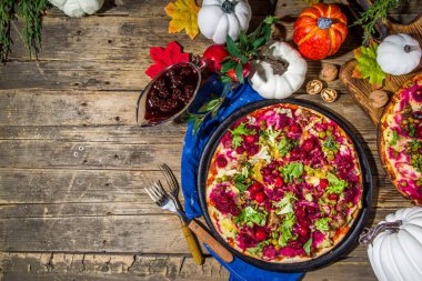 Şükran Günü arta kalan pizza, klasik hindili turta ya da pizza şeklinde sandviç.