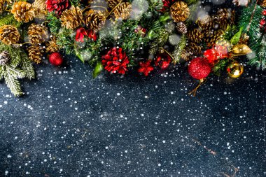 Noel tebrik kartı geçmişi. Noel Baba için çikolatalı kurabiyeler, dekorasyon ve oyuncaklarla dolu iyon şenlikli Xmas masası, kar efekti arka plan kopyalama alanı