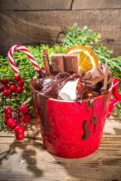 크리스마스 핫초코 머그잔에 초콜릿 향신료 생강빵 나무로 공간이 넘친다 — 스톡 사진