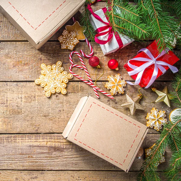 クリスマスギフトボックスパッケージ ギフト交換クリスマスの新年の概念Covid 19パンデミックについて 秘密のサンタポストゲーム 梱包ギフト 小包のクッキー 木造の背景 クリスマスツリーの枝と装飾 — ストック写真