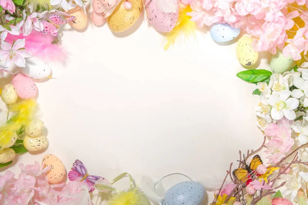 イースターの休日のトップビューのフラットフレームの背景には イースターのカラフルな卵と春の花 春休みグリーティングカード背景 コピースペース — ストック写真