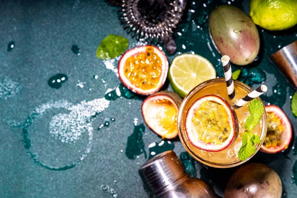 Cocktail Tropical Colorido Doce Com Maracujá Limão Hortelã Bebida Longa — Fotografia de Stock