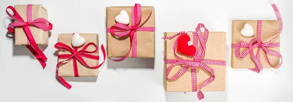 情人节贺卡背景 一套不同的情人节礼品盒 工艺品 红缎带 白色背景 — 图库照片