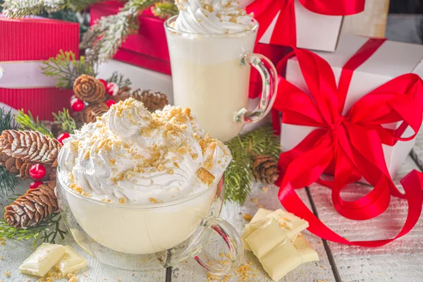クリスマスの冬のホットチョコレートのアイデア レシピ チーズケーキの香りとパン粉 ホワイトチョコレートとクリーミーなミルクとチーズケーキホットチョコレート クリスマスの装飾と白い木製のテーブルの背景に — ストック写真