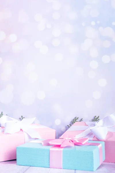 Pastelowe Tło Świąteczne Niebieskimi Różowymi Prezentami Gałązki Sosny Lekkim Śniegu — Zdjęcie stockowe