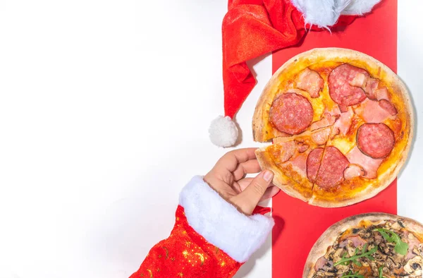 Pepperoni Pizza Grzybami Rąk Mikołaja Wziąć Kawałek Pizzy Dostawa Restauracja — Zdjęcie stockowe