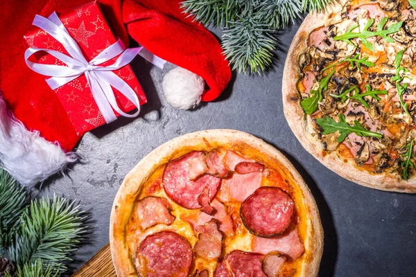Fondo Decorado Navidad Con Pizza Pepperoni Champiñones Entrega Restaurante Almuerzo — Foto de Stock